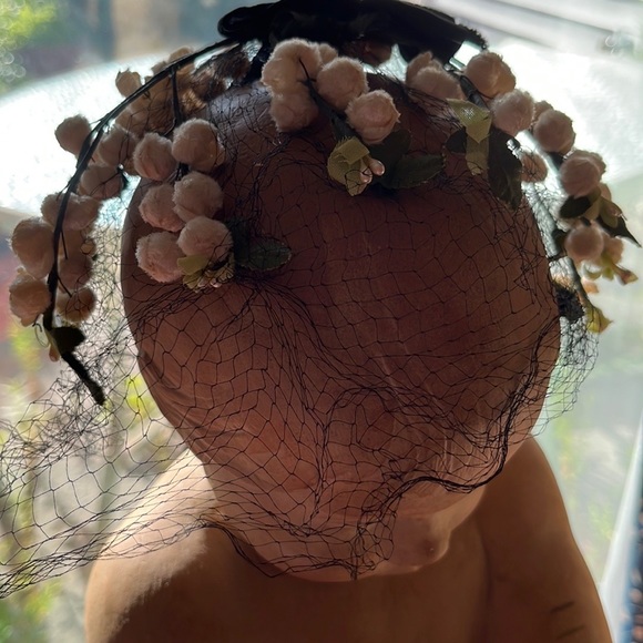 Vintage woman’s Floral netted hat goes back to the 50s - Picture 3 of 3